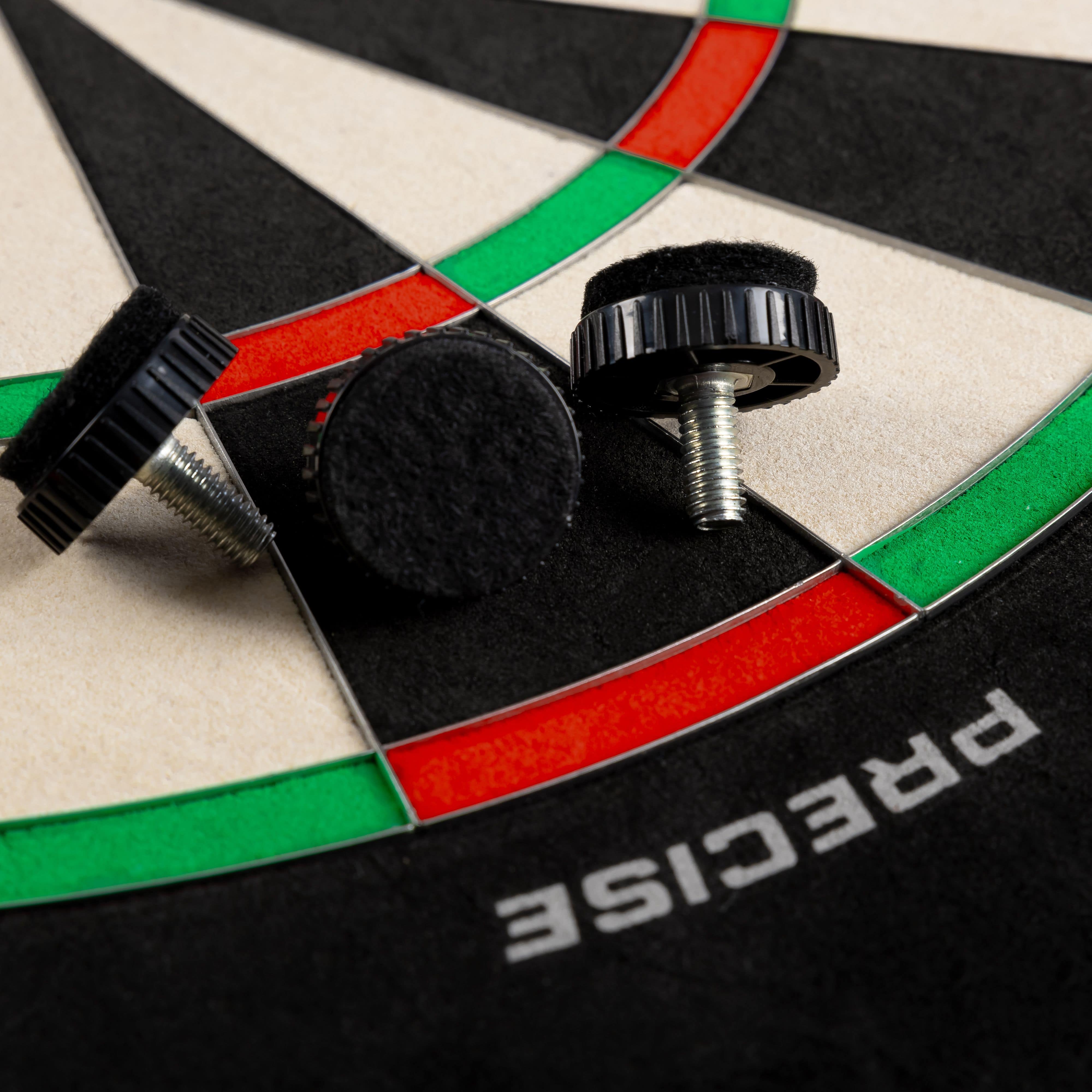 Hier wird das Precise 180 Endorphine Steeldartboard mit Nummernring in Weiß dargestellt. Das Produkt ist speziell für Dartsportler entwickelt worden.