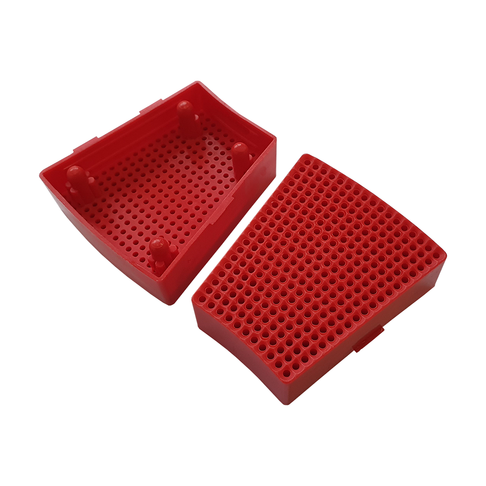 GRN0151_Granboard_132_Ersatzfelder_Single_Aussen_Rot_1 Das Bild zeigt zwei rote Ersatzfelder für das Granboard 132. Die Felder sind aus Kunststoff und haben viele kleine Löcher.