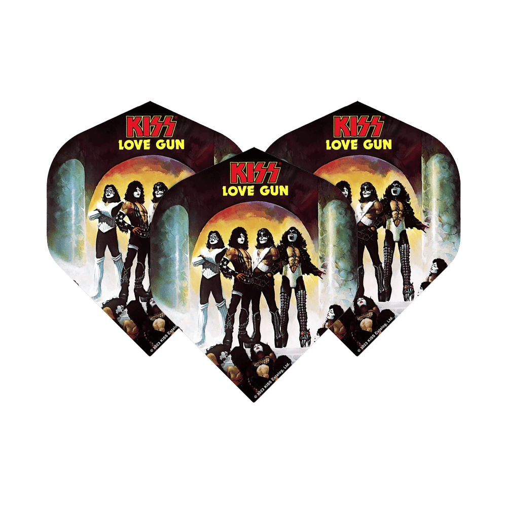 Das Bild zeigt drei Dartflights mit dem Aufdruck "KISS LOVE GUN" und einer Abbildung der Bandmitglieder. Die Flights sind im Design des bekannten Kiss-Albums "Love Gun" gestaltet.