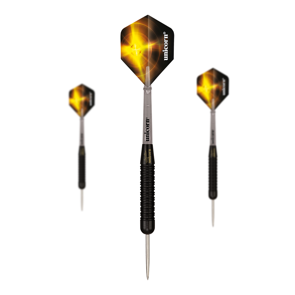 Unicorn Black Brass Gary Anderson V1 Steeldarts Das Bild zeigt drei Steeldarts des Modells "Unicorn Black Brass Gary Anderson V1". Die Flights sind schwarz mit einem gelben, leuchtenden Design und der Schrift "Unicorn" bedruckt.