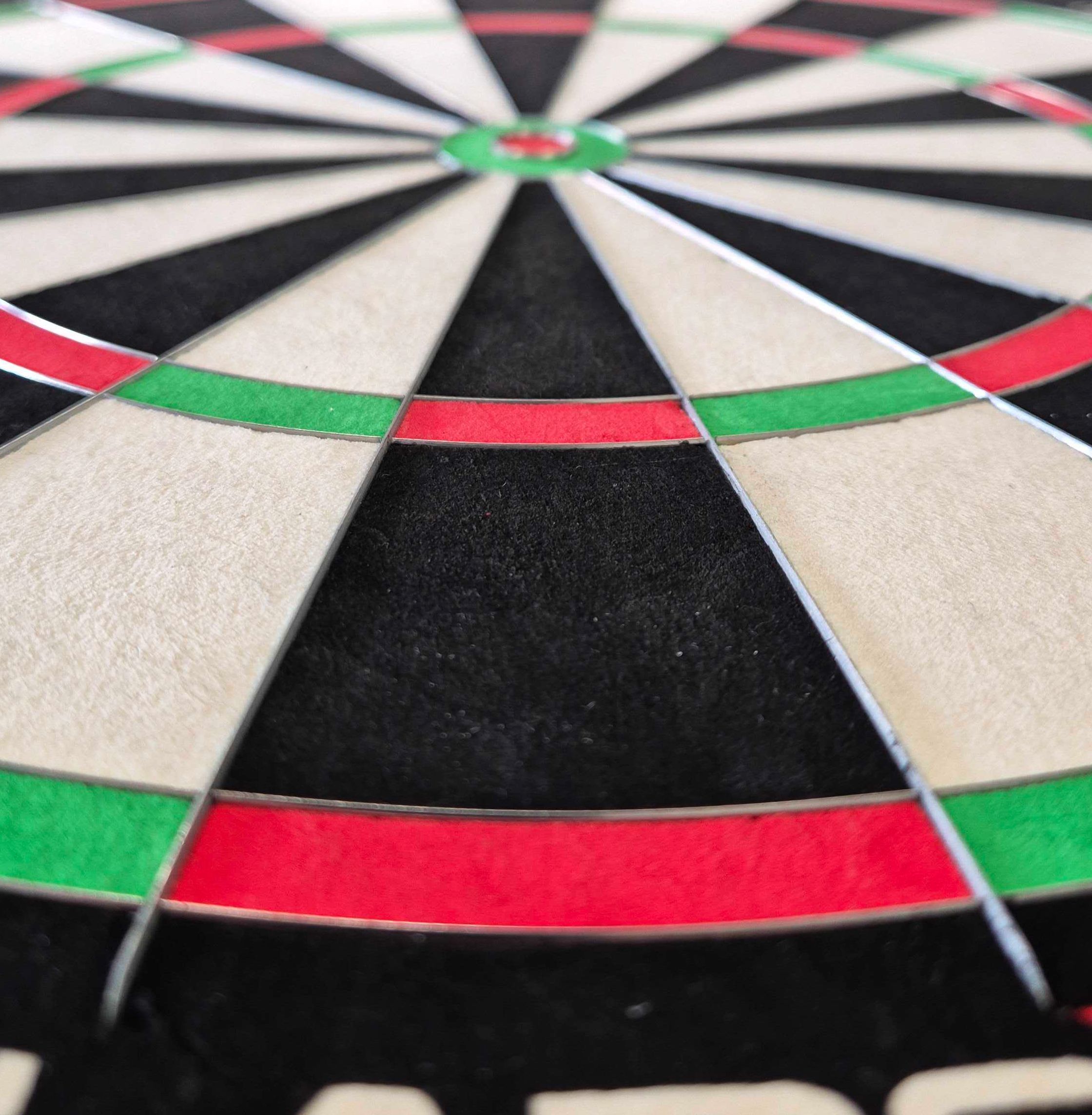 Das Bild zeigt das Produkt Winmau Blade X ProCore Steeldartboard. Dies ist eine hochwertige Steeldart-Dartscheibe für ambitionierte Spieler.