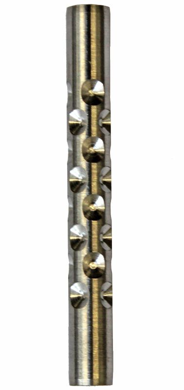 mcg4 Das Bild zeigt das Produkt "McDart Hole Grip". Es handelt sich um einen zylindrischen Metallstab mit mehreren runden Vertiefungen an der Oberfläche.