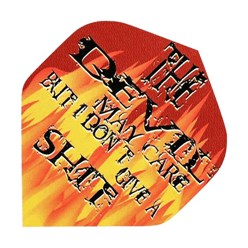 Das Bild zeigt ein Dart-Flight mit Flammenmotiv und auffälligem Schriftzug. Auf dem Flight steht: "THE DEVIL MAY CARE BUT I DON'T GIVE A SHITE".
