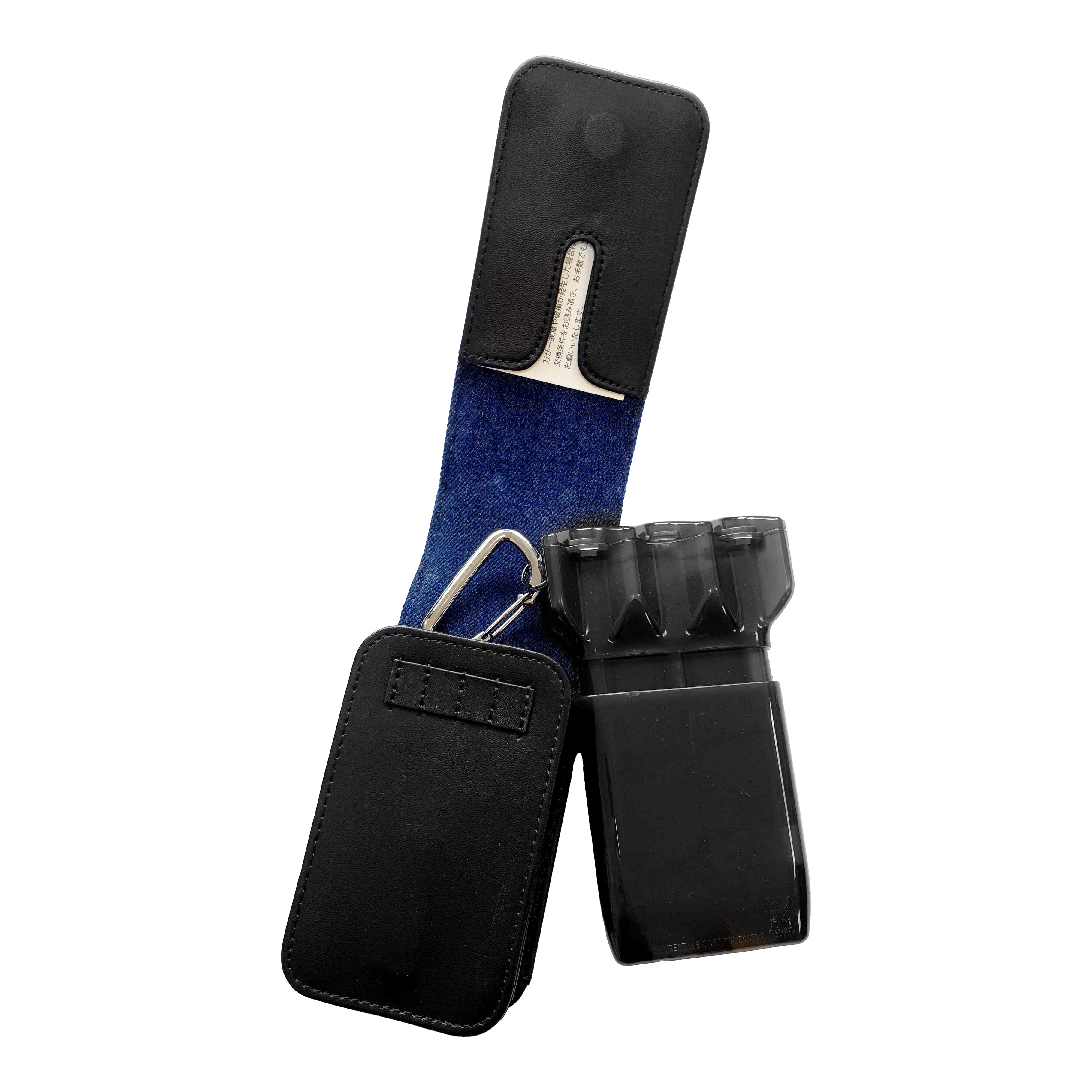 Cameo Acento Denim Dart Case Auf dem Bild ist ein schwarzes Dart-Etui mit blauem Innenfutter zu sehen. Das Etui ist geöffnet und zeigt einen darin befindlichen schwarzen Behälter für Darts.