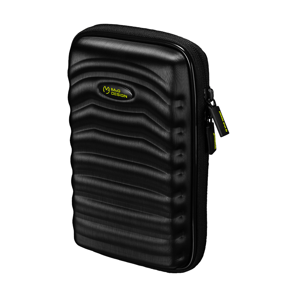 8331_Winmau_MvG_Tour_Edition_Dartcase_1 Das Bild zeigt das Produkt "Winmau MvG Tour Edition Dartcase". Das Etui ist schwarz, hat eine strukturierte Oberfläche und einen Reißverschluss.