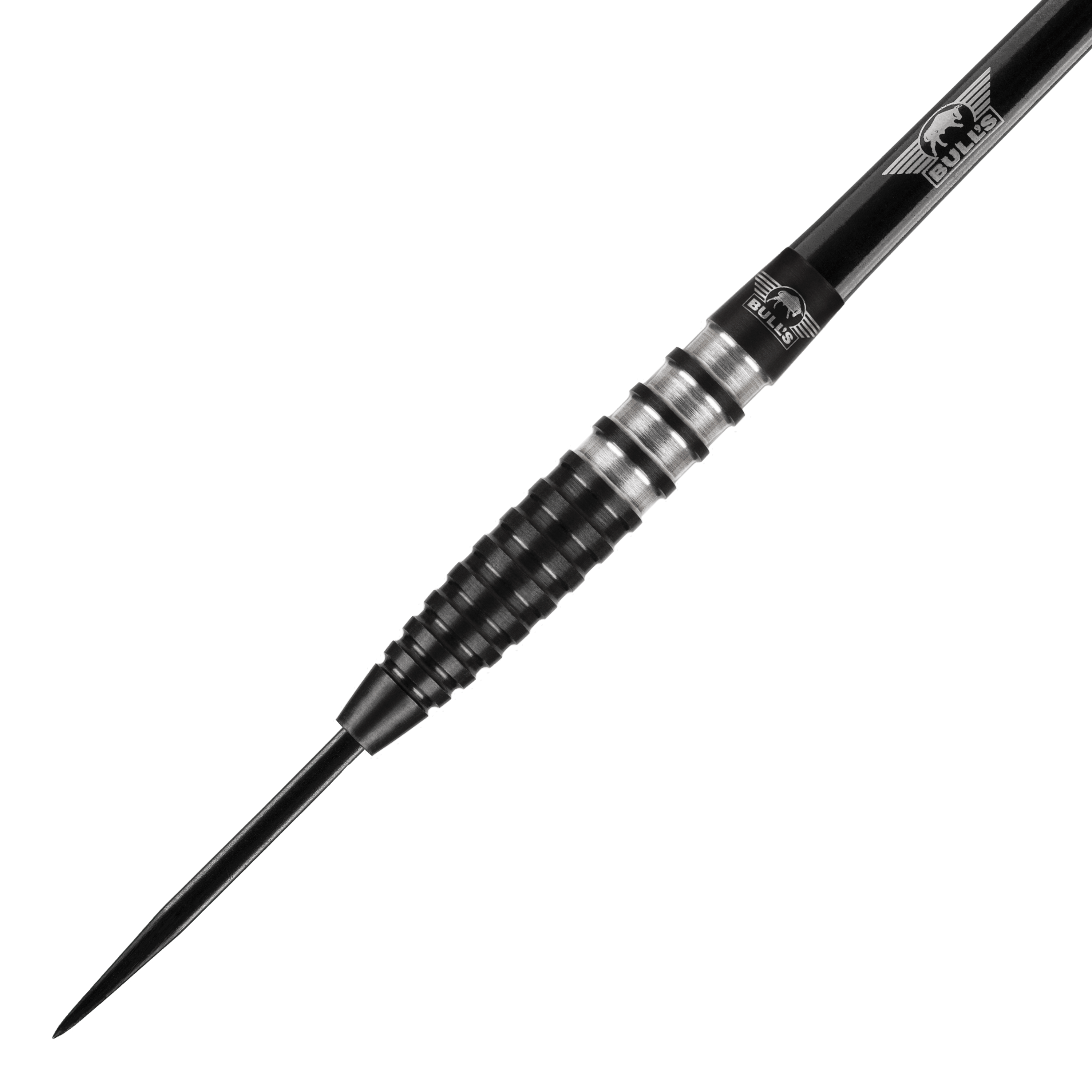 Bulls NL Lightning Black Steel Darts Das Bild zeigt einen schwarzen Steeldart der Marke Bulls NL mit gerilltem Griff. Die Spitze und der Schaft sind ebenfalls schwarz, und das Bulls-Logo ist auf dem Schaft zu sehen.
