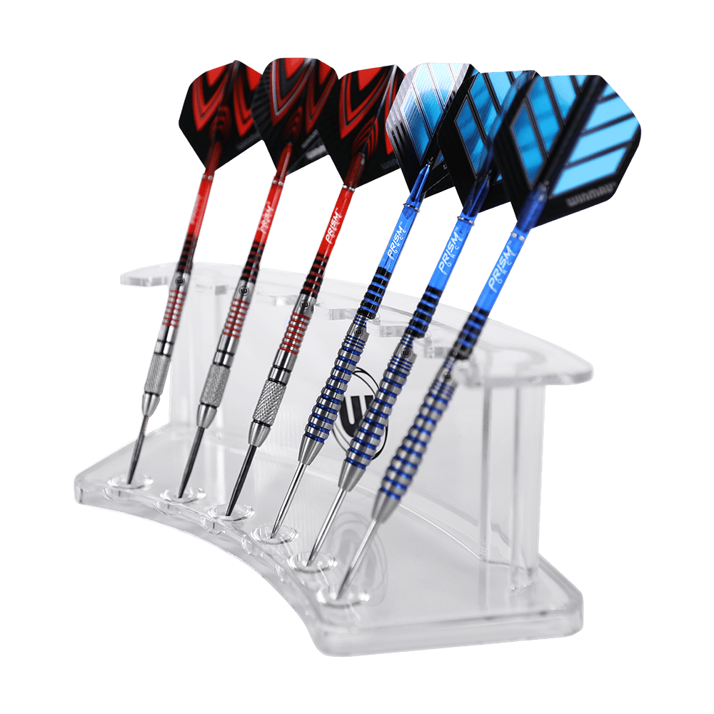 8435_Winmau_Wave_Dart_Display_Stand_2 Das Bild zeigt den Winmau Wave Dart Display Stand mit sechs eingesteckten Darts. Der transparente Ständer hält die Darts ordentlich und übersichtlich.