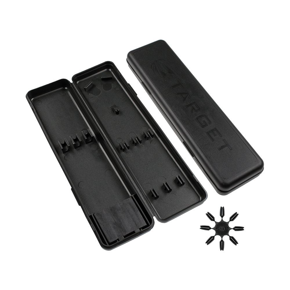 Target_PlastikboxdH4YXACpph7wv Das Bild zeigt ein schwarzes Etui, das geöffnet und leer ist. Daneben liegt ein kleiner schwarzer Halter mit mehreren Spitzen für Softdarts.