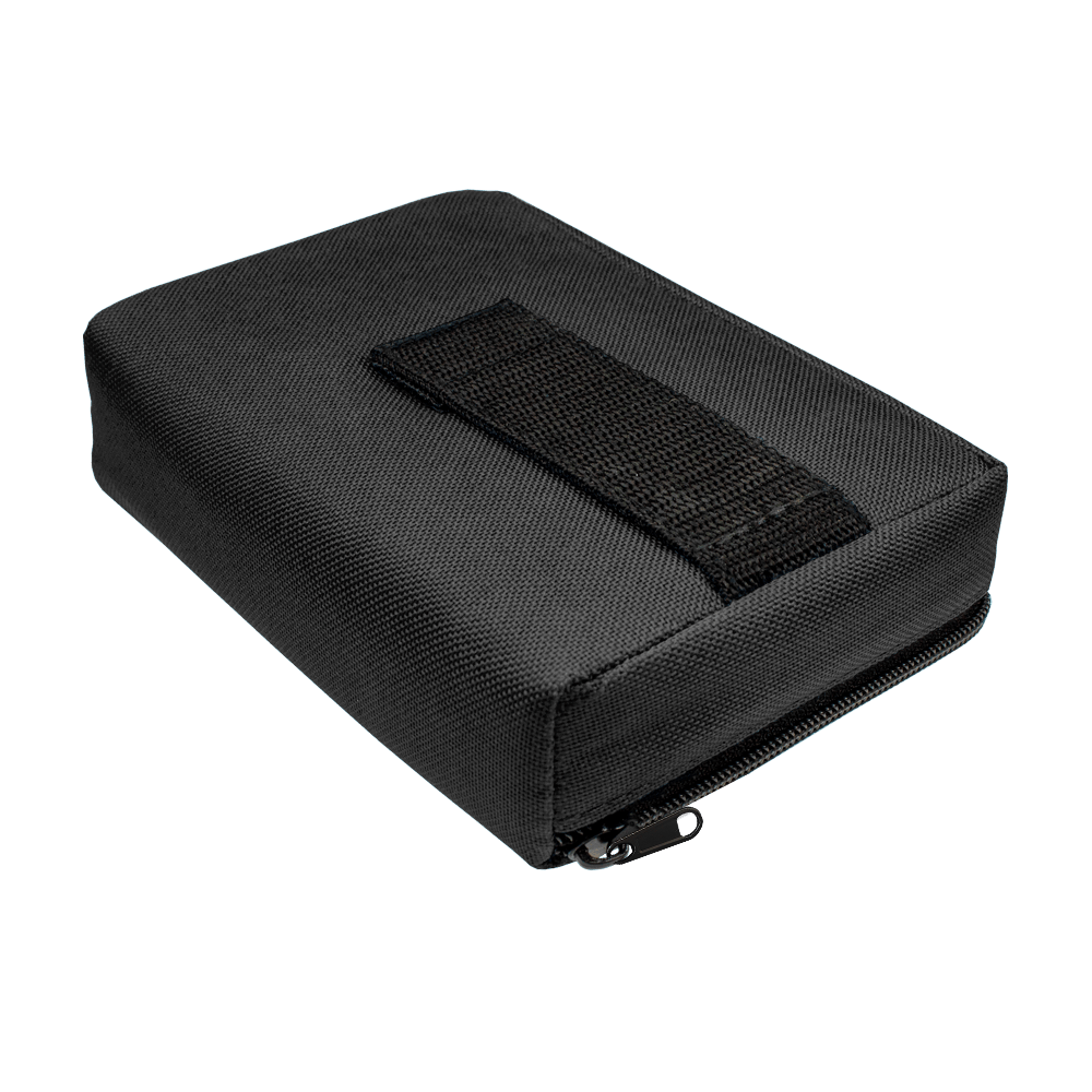Das Bild zeigt das Produkt "The Pak Dartcase". Es ist ein schwarzes, rechteckiges Etui mit einem Reißverschluss und einer Schlaufe auf der Oberseite.