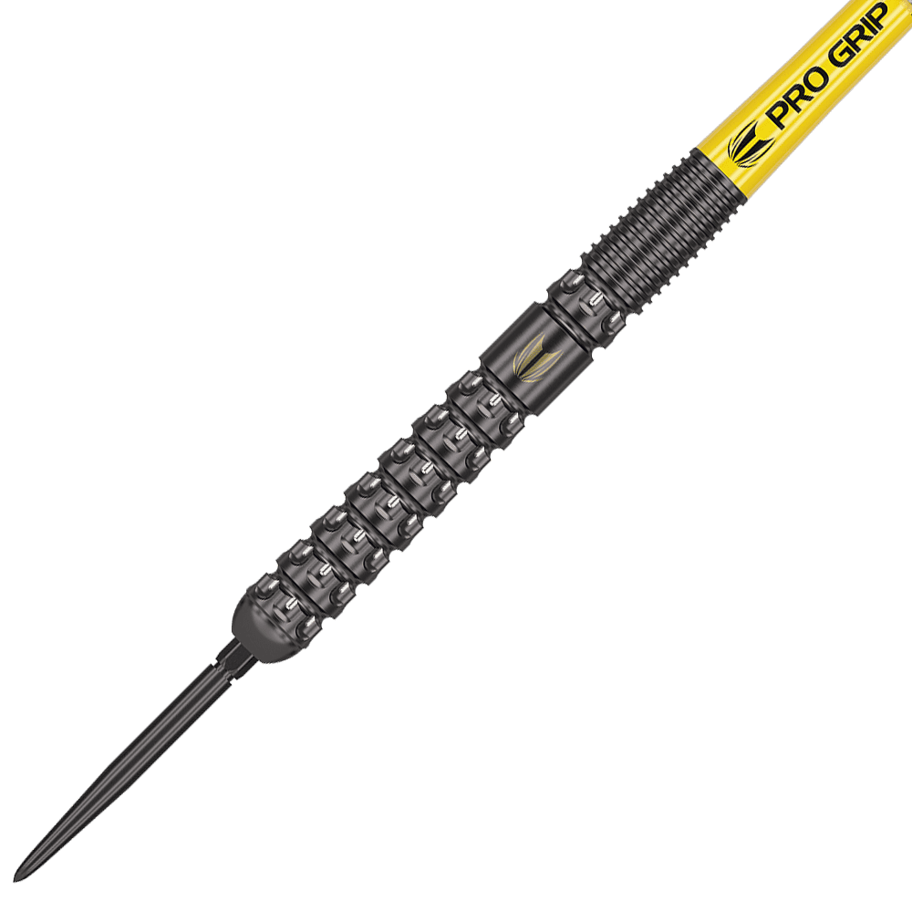 190229_Target_Luke_Littler_GEN1_Swiss_Point_Steeldarts_2 Auf dem Bild ist ein Steeldart mit einer schwarzen, strukturierten Griffoberfläche zu sehen. Am oberen Ende befindet sich ein gelber Schaft mit der Aufschrift "PRO GRIP".