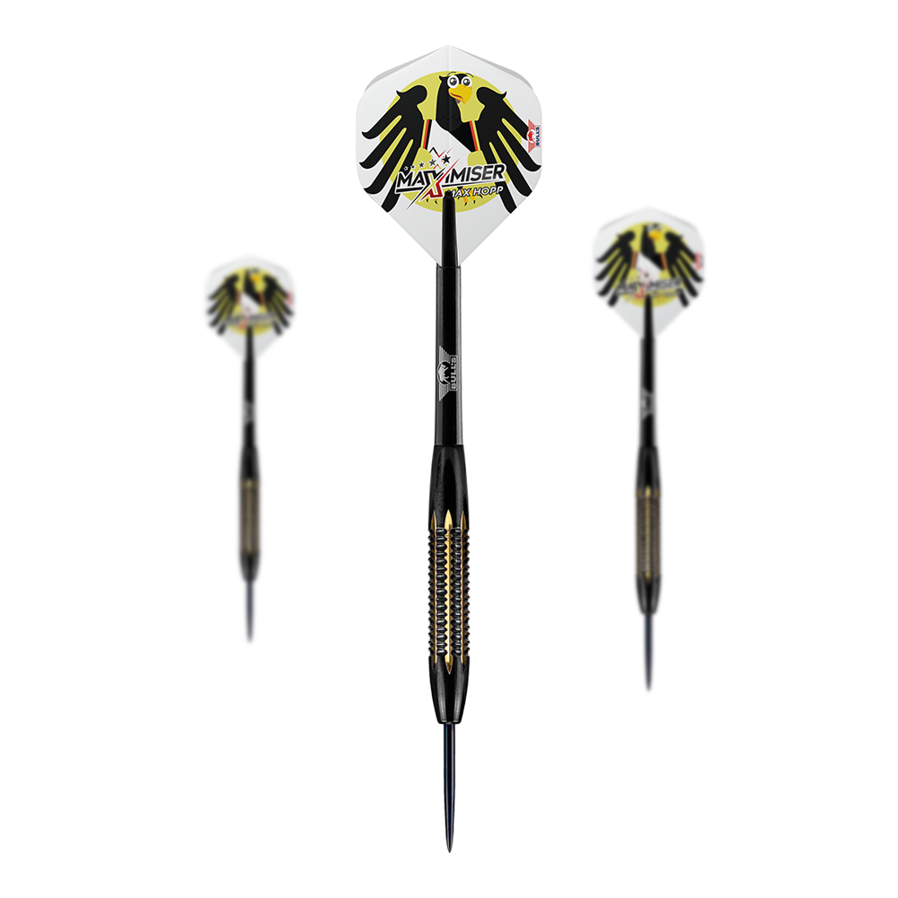 BullsNL Max Hopp Maximiser Shell Coated Brass Steeldarts - 21g Das Bild zeigt drei Steeldarts der Marke BullsNL Max Hopp Maximiser mit 21g Gewicht. Die Flights sind weiß mit einem schwarzen Adler und dem Max Hopp Maximiser Logo bedruckt.