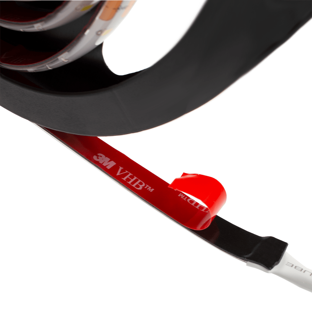 Target-Corona-Ersatzteil-LED-Band-3 Das Bild zeigt ein LED-Band des Produkts "Target CORONA Vision Ersatzteil". Ein rotes 3M VHB Klebeband ist teilweise abgezogen und sichtbar.