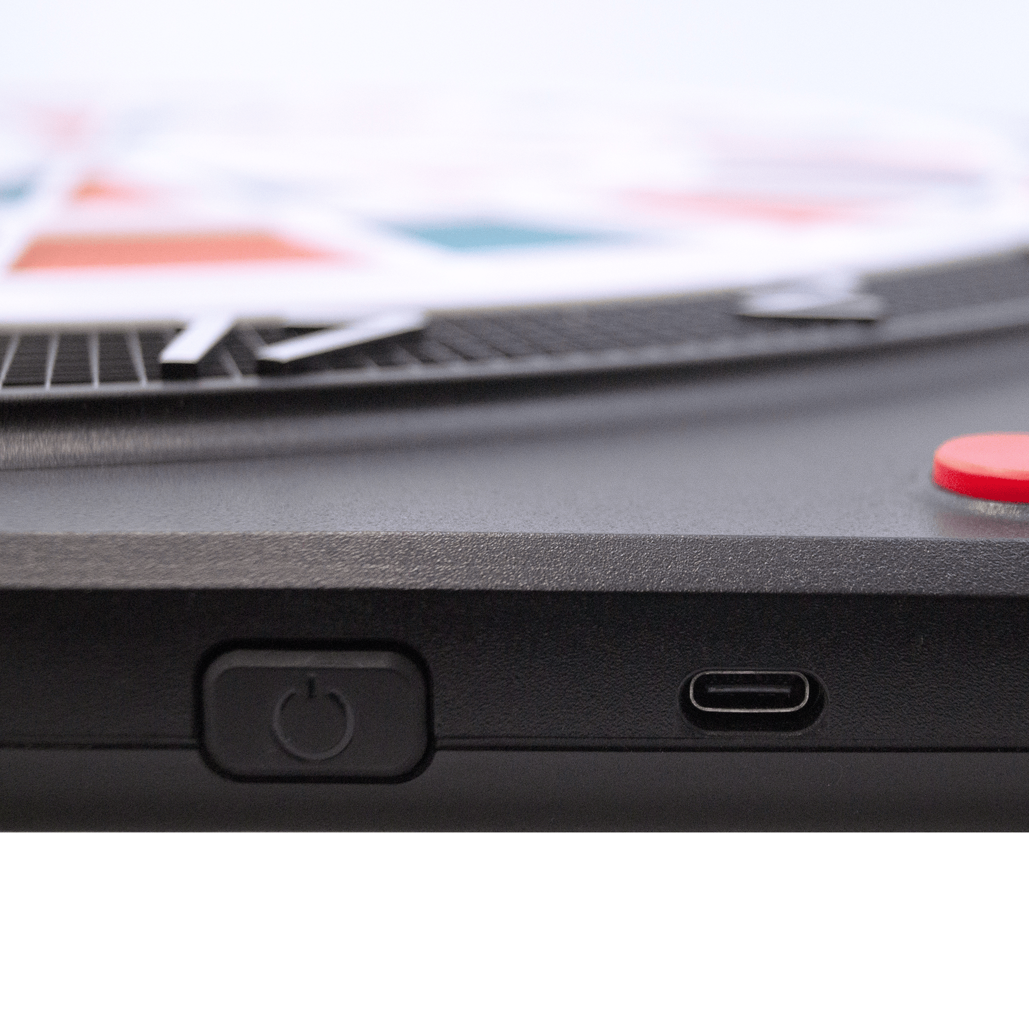 Karella CB-Smart Electronic Soft Dartboard Das Bild zeigt einen Ausschnitt der Karella CB-Smart Elektronische Soft-Dartscheibe. Zu sehen sind der Ein-/Ausschalter und ein USB-C Anschluss an der Seite des Geräts.