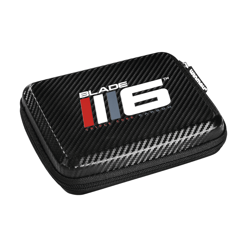 8134_Winmau_Blade_6_XL_Dartcase_1 Das Bild zeigt ein Winmau Blade 6 XL Dartcase. Die Darttasche ist schwarz mit einem Carbon-Look und einem großen "Blade 6" Logo auf dem Deckel.