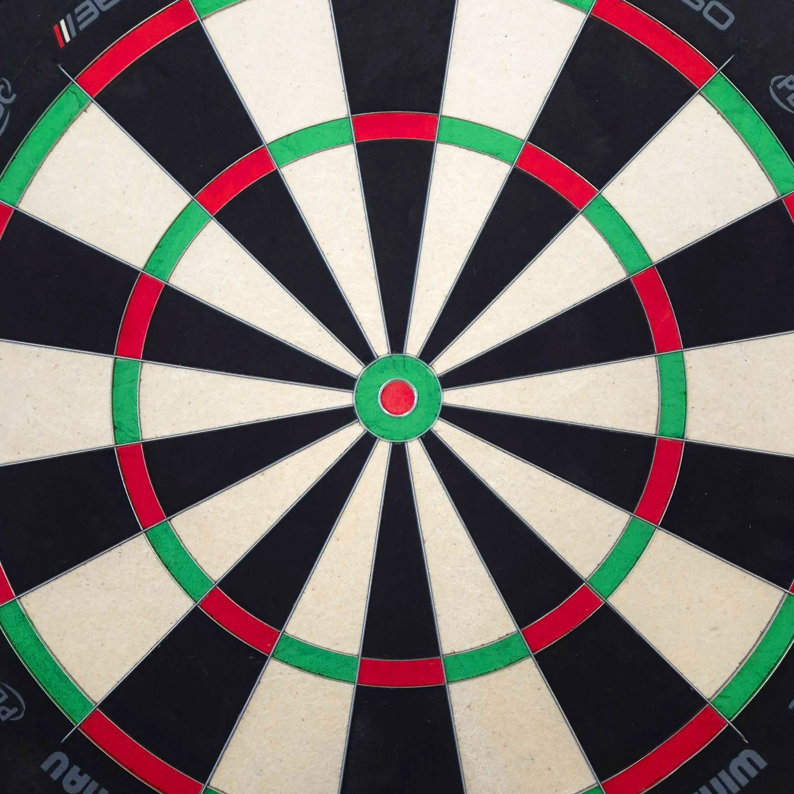 Winmau Blade 6 Triple Core 360 steel dartboard Der Bildinhalt ist unbekannt, aber der Dateiname verweist auf ein Winmau Blade 360 Steeldartboard. Es könnte ein weiteres Produktfoto eines Steeldartboards sein.