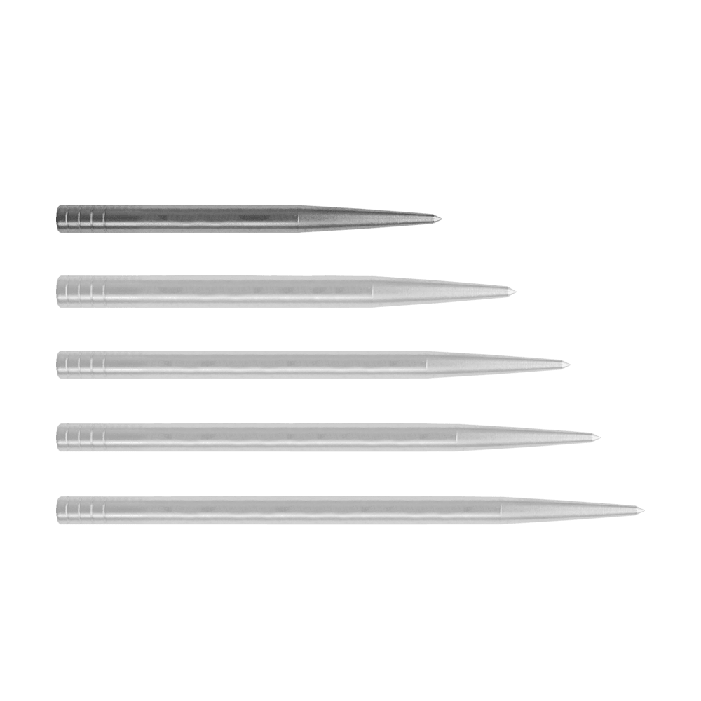 Condor Beak Point Without Cut dart tips Auf dem Bild sind fünf silberne, spitze Dartspitzen nebeneinander zu sehen. Sie liegen aufgereiht auf grünem Hintergrund.
