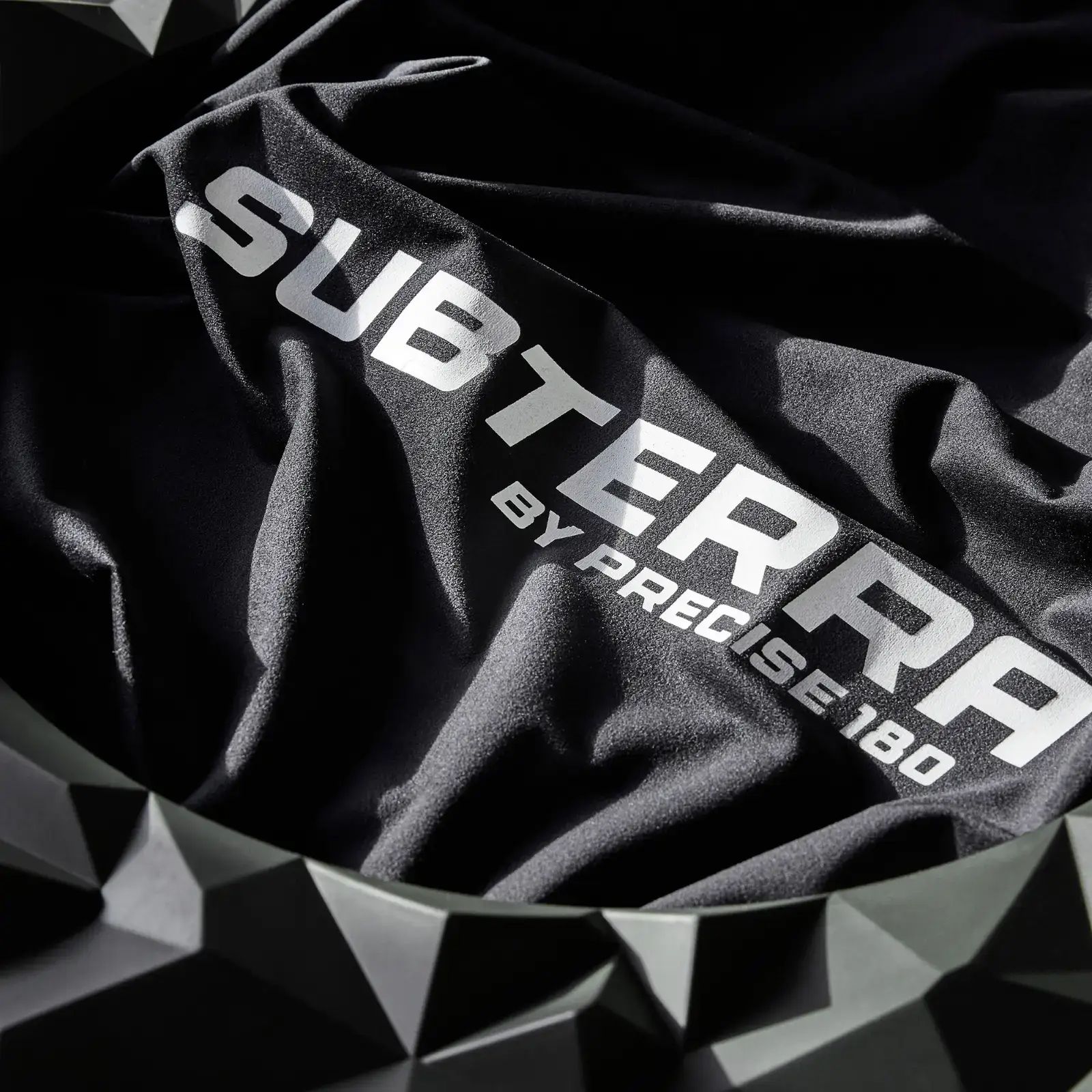 Precise 180 3D Dartboard Surround Subterra - Graphite Auf diesem Bild sieht man das Precise 180 3D Dartboard Surround Subterra - Graphite. Die Dartboard-Umrandung ist in einem schlichten, modernen Design gehalten.