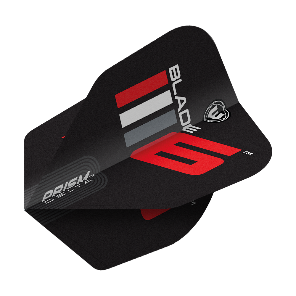 Winmau Prism Delta Blade 6 No6 Flights Das Bild zeigt ein schwarzes Dart Flight mit der Aufschrift „Blade 6“ in Rot und Weiß. Es handelt sich um das Produkt „Winmau Prism Delta Blade 6 No6 Flights“.