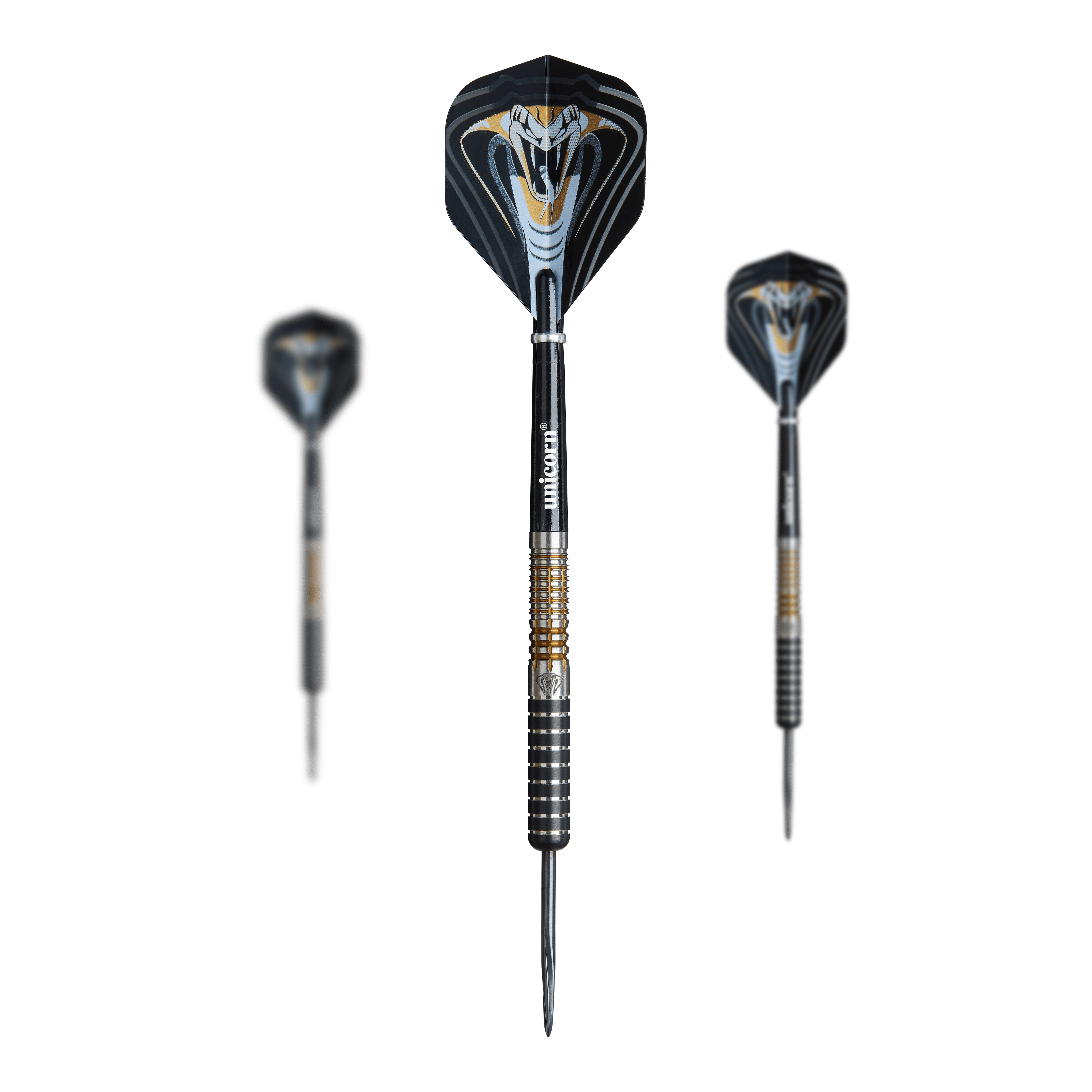 Auf dem Bild sind drei Steeldarts des Modells "Unicorn Maestro Jeffrey De Zwaan Phase 3" zu sehen. Die Darts haben schwarze Flights mit einem auffälligen, weißen Kobramotiv.