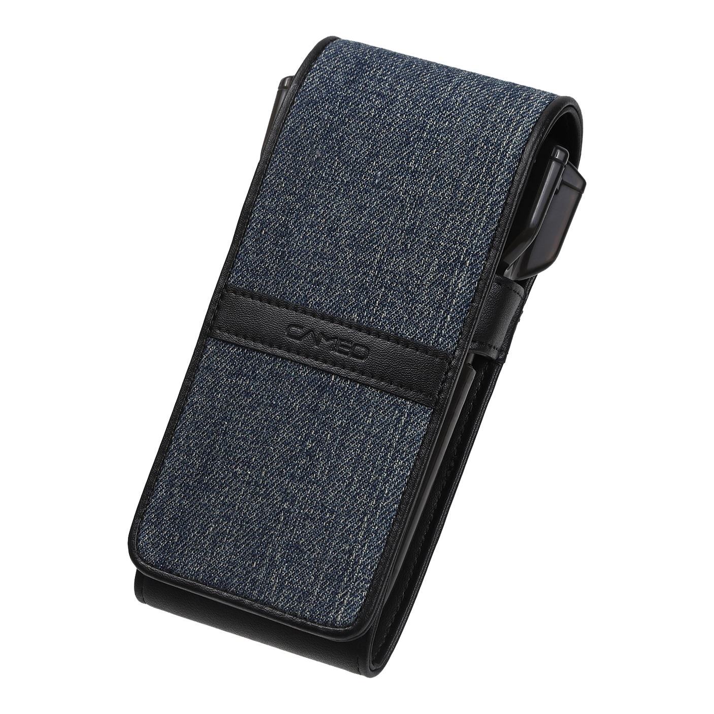 Cameo Thread Dart Case Das Bild zeigt ein Etui mit einem Bezug aus blauem Jeansstoff und schwarzen Lederakzenten. Es ist rechteckig und hat die Aufschrift "Cameo" auf dem schwarzen Lederstreifen.