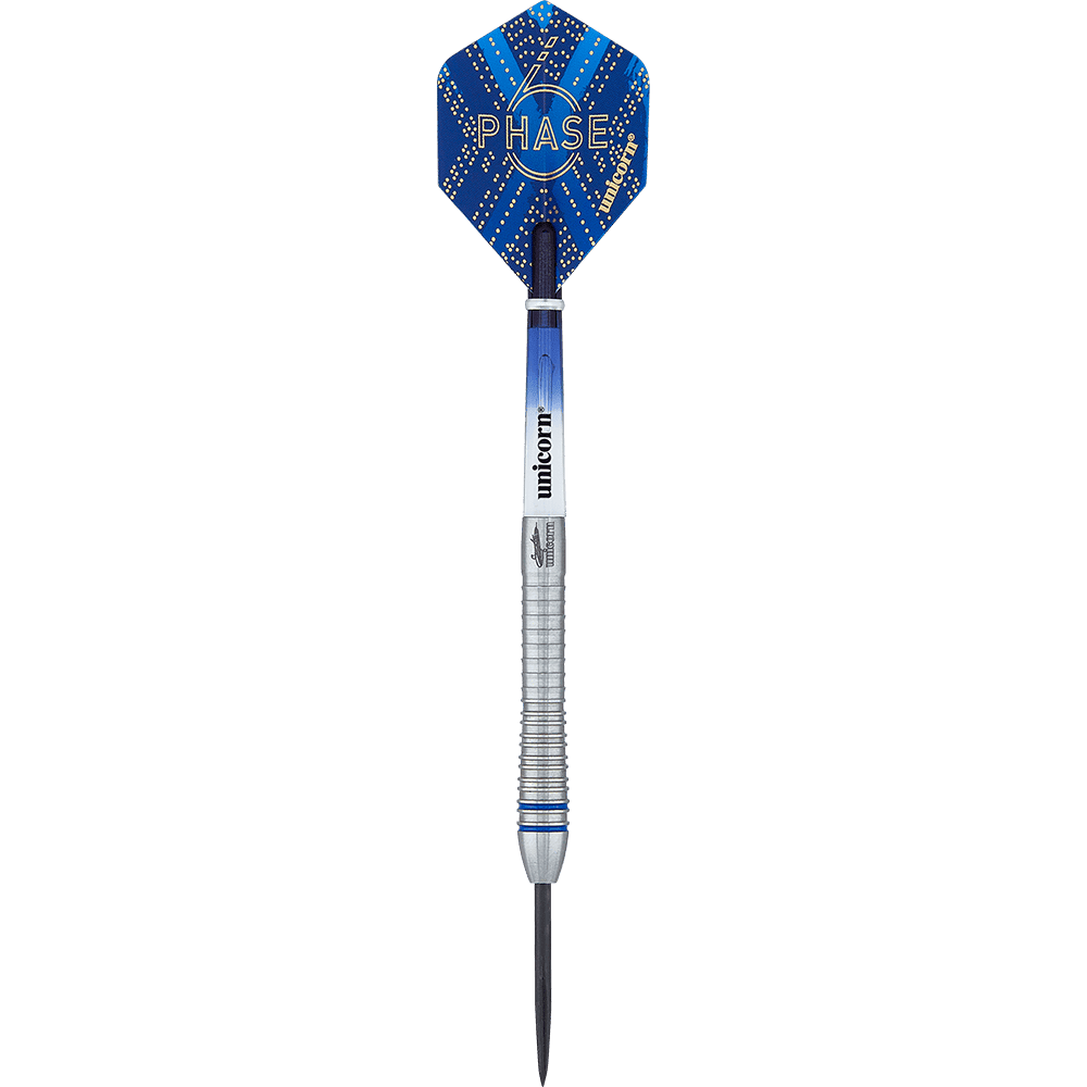 29030_Unicorn_World_Champion_Gary_Anderson_Phase_6_Steeldarts_1 Auf dem Bild ist ein Steeldartpfeil mit einem metallischen Schaft und blauen Akzenten zu sehen. Die Dartflügel sind blau und mit dem Schriftzug "PHASE" und "unicorn" bedruckt.
