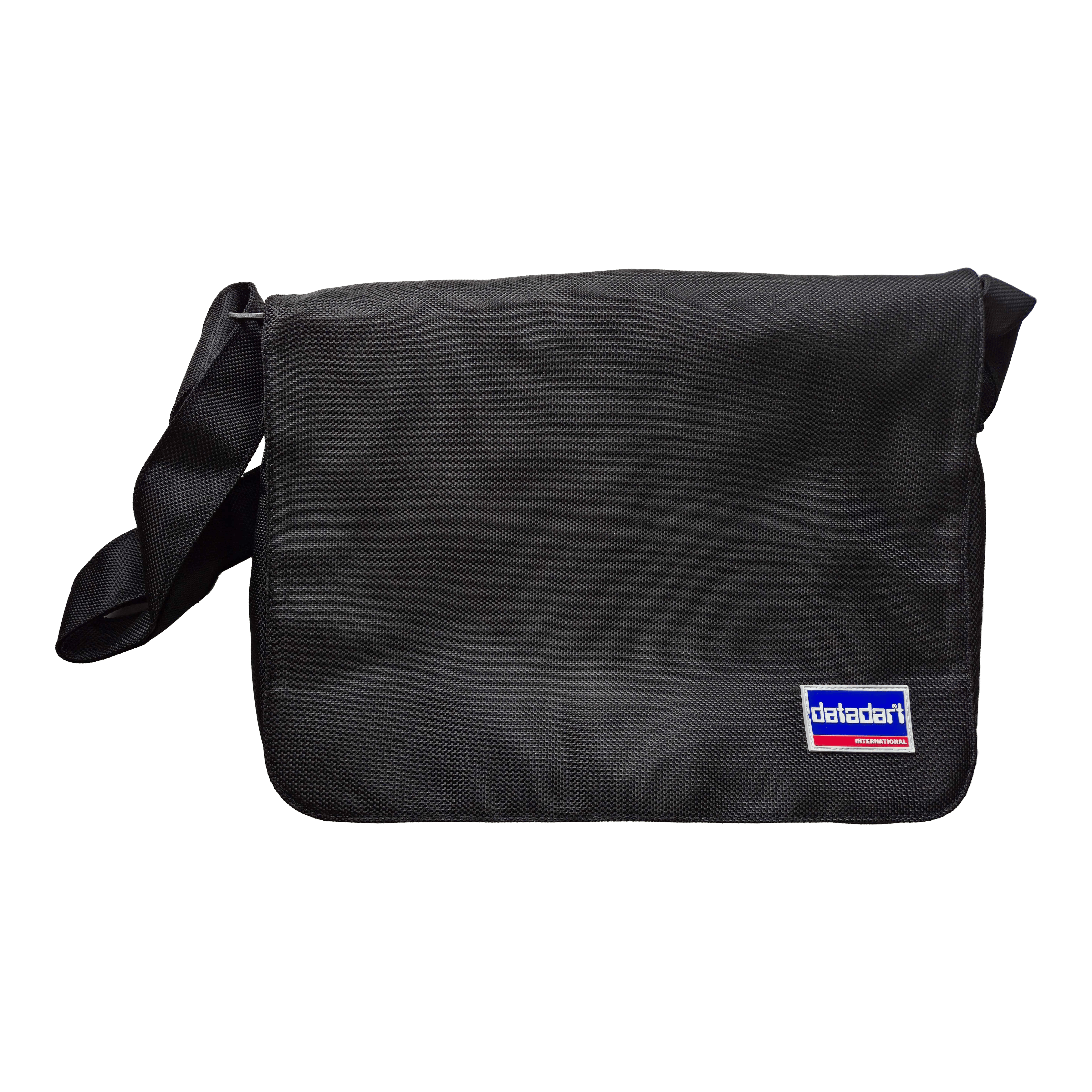 DataDart Team Dart Bag - Black Diese Abbildung zeigt die DataDart Team Darttasche in Schwarz. Die Tasche hat einen Schultergurt und ein kleines DataDart-Logo auf der Vorderseite.