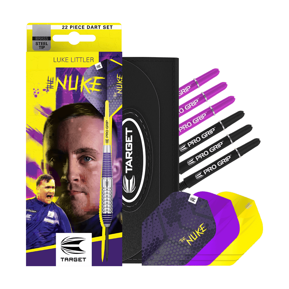 Target Luke Littler Brass Steel Darts - 22g Das Bild zeigt das Produkt "Target Luke Littler Brass Steeldarts - 22g" mit buntem Verpackungsdesign. Im Set sind verschiedene Dartflights, Schäfte und eine praktische Aufbewahrungstasche enthalten.
