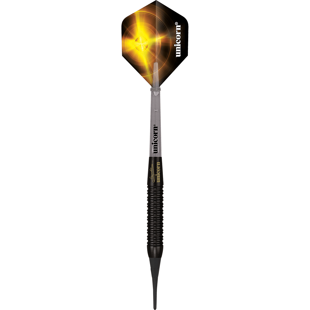 Das Bild zeigt einen Unicorn Gary Anderson Black Brass Softdart mit einem Gewicht von 18 Gramm. Der Dartpfeil hat ein schwarzes und silbernes Design mit einer leuchtend gelben Flügelfahne.