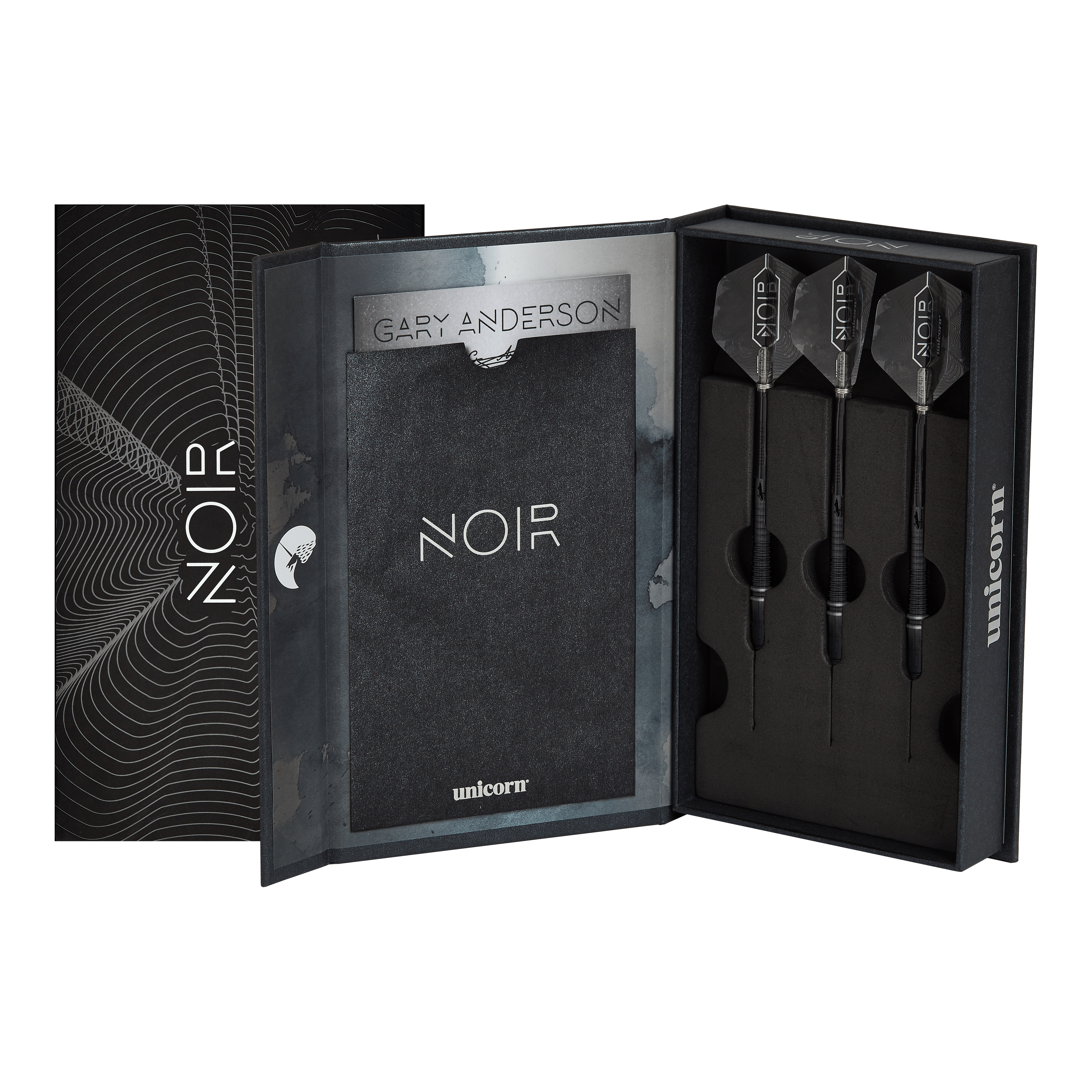 Unicorn World Champion Gary Anderson Noir Phase 6 Soft Darts Das Bild zeigt eine elegante schwarze Verpackung mit der Aufschrift "NOIR", in der drei Softdarts ordentlich eingelegt sind. Es handelt sich um das Produkt "Unicorn World Champion Gary Anderson Noir Phase 6 Softdarts".