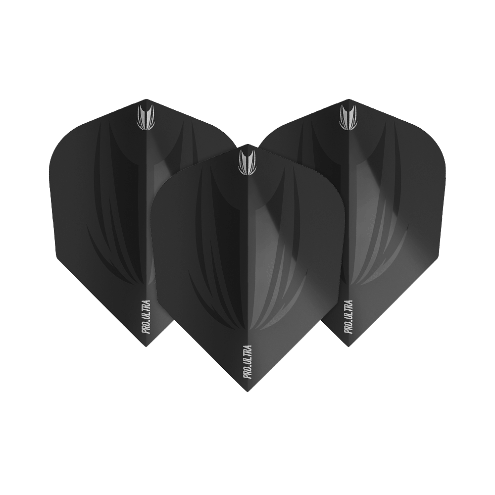 TG407_Target_ProUltra_ID_Black_No6_Flights_1nBWFNcGoLk08E Das Bild zeigt drei schwarze Dartflights des Modells "Target ProUltra ID Black No6". Sie haben ein schlichtes, schwarzes Design mit einem kleinen weißen Logo und dem Schriftzug "PRO ULTRA".