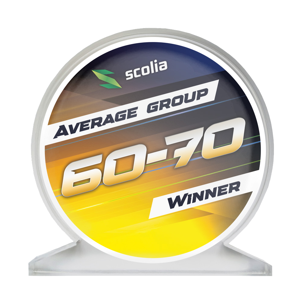 Auf dem Bild sieht man einen Acrylglaspokal mit der Aufschrift 'Average 60-70'. Die Trophäe ist rechteckig und durchsichtig.