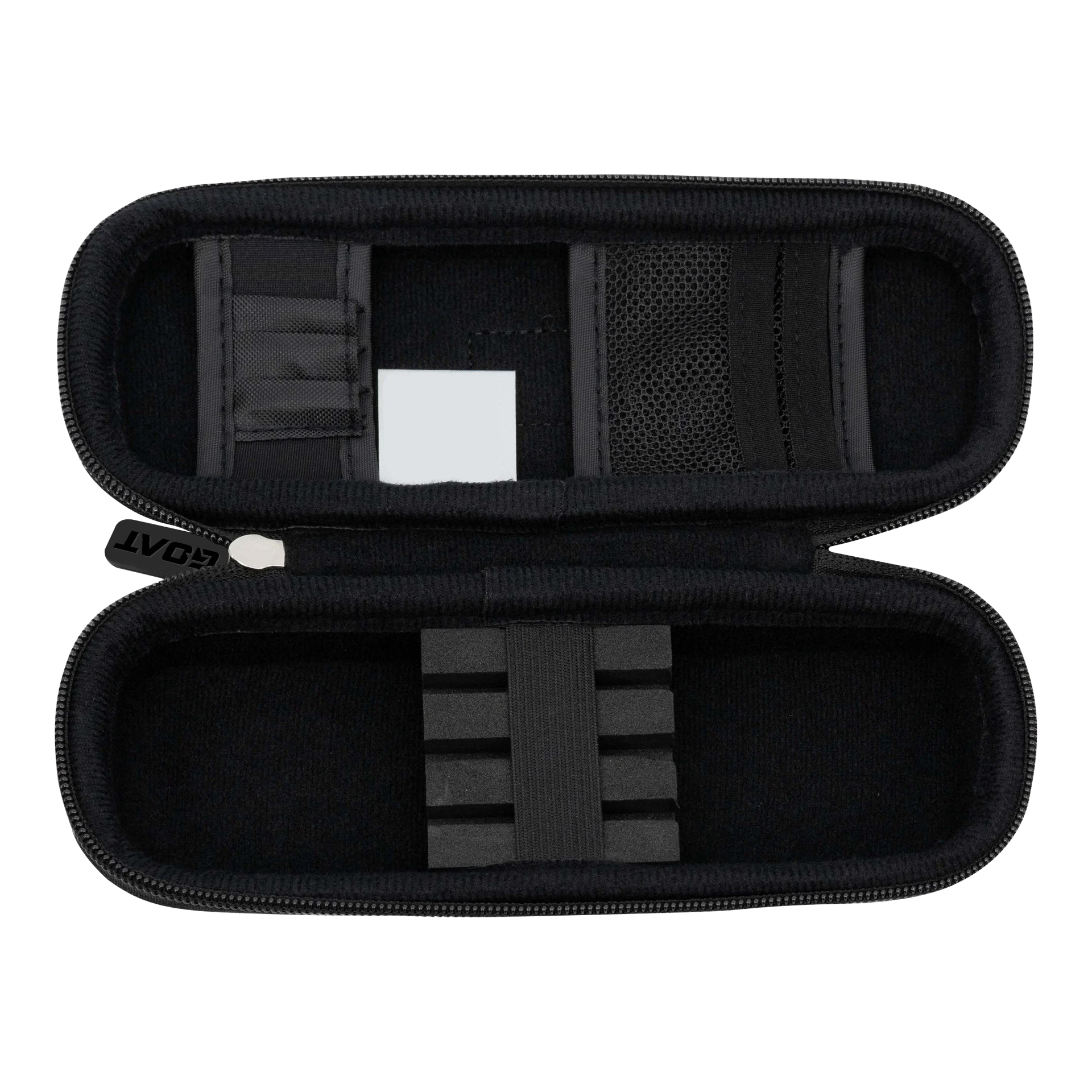 GOAT Locker S Dartwallet Das Bild zeigt ein geöffnetes, schwarzes Dart-Etui mit verschiedenen Fächern und Halterungen. Das Produkt heißt "GOAT Locker S Dartwallet" und dient zur sicheren Aufbewahrung von Dartzubehör.