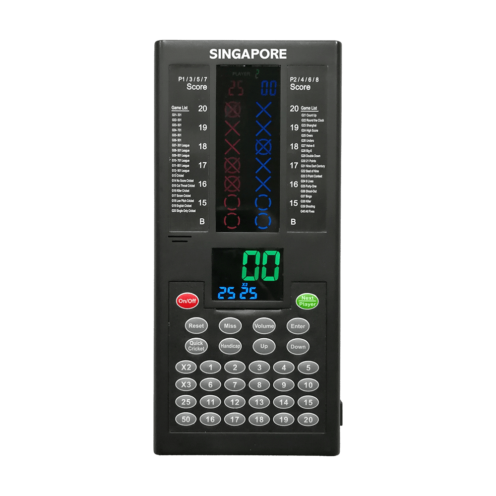 693_QD7800260_XQMax_Singapore_Darts_Counter_1 Das Bild zeigt den XQMax Singapore Darts Counter, ein elektronisches Gerät zur Zählung und Anzeige von Dartpunkten. Es verfügt über ein Tastenfeld, einen digitalen Bildschirm und verschiedene Steuerknöpfe für die Spielerführung.