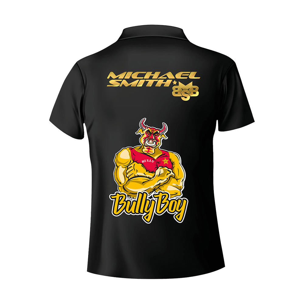 Shot Michael Smith Bully Boy Dartshirt Das Bild zeigt ein schwarzes Dartshirt mit der Aufschrift „Michael Smith“ und „Bully Boy“ auf dem Rücken. In der Mitte ist eine Zeichnung eines muskulösen Bullen mit verschränkten Armen zu sehen.