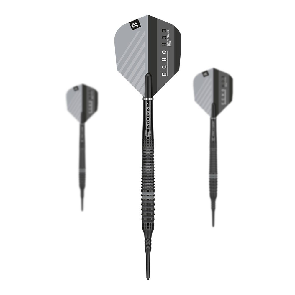Target Echo 14 soft darts Das Bild zeigt drei Softdarts des Modells "Target Echo 14", die nebeneinander angeordnet sind. Die Darts haben schwarze, geriffelte Griffe und silbergraue Flights mit schwarzem Akzent.