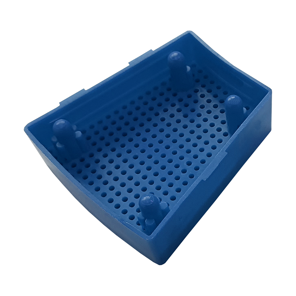 GRN0152_Granboard_132_Ersatzfelder_Single_Aussen_Blau_3 Das Bild zeigt ein blaues Ersatzfeld für das Granboard 132. Es hat viele kleine Löcher und vier Erhebungen in den Ecken.