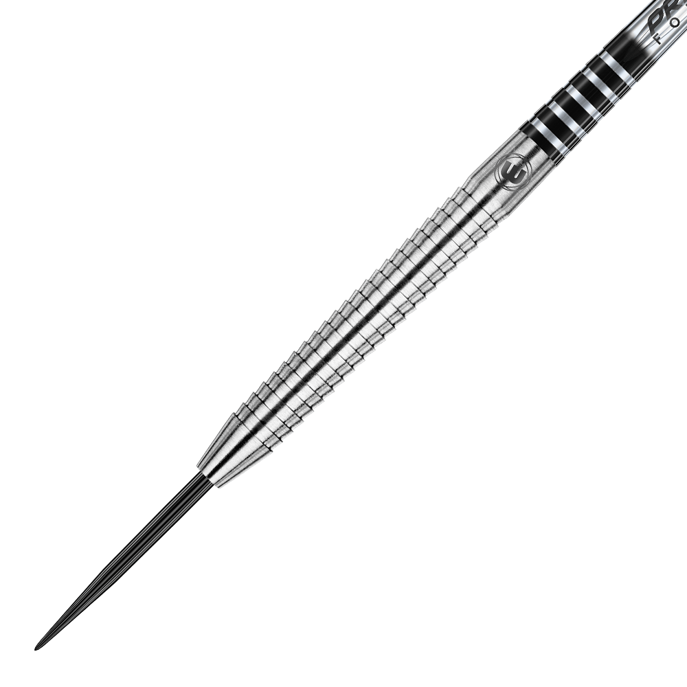 Das Bild zeigt einen Winmau Sabotage Steeldart. Der Dartpfeil ist silberfarben und hat eine fein gerillte Oberfläche für besseren Grip.