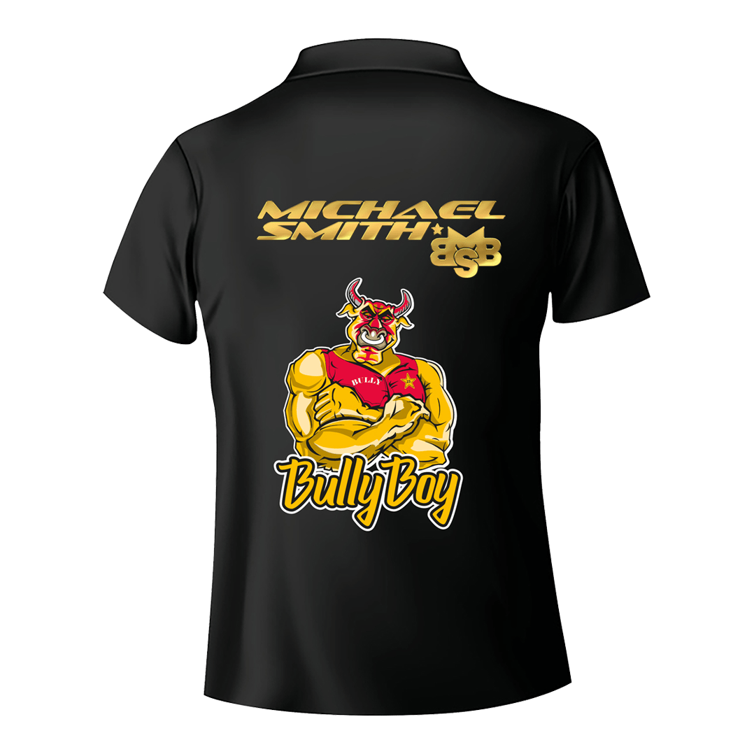 Shot Michael Smith White Stripe dart shirt Das Bild zeigt die Rückseite eines schwarzen Dartshirts mit dem Namen "Michael Smith" und dem Logo "BSB" in goldener Schrift. Darunter ist eine Comicfigur eines muskulösen Stiers mit dem Schriftzug "Bully Boy" zu sehen.