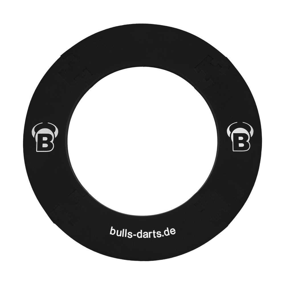 DBS3S_Bulls_Quarterback_Surround_Schwarz_2 Das Bild zeigt den 'Quarterback Surround', einen schwarzen Dart-Surround-Ring. Auf dem Ring sind das Logo und die Website "bulls-darts.de" abgebildet.