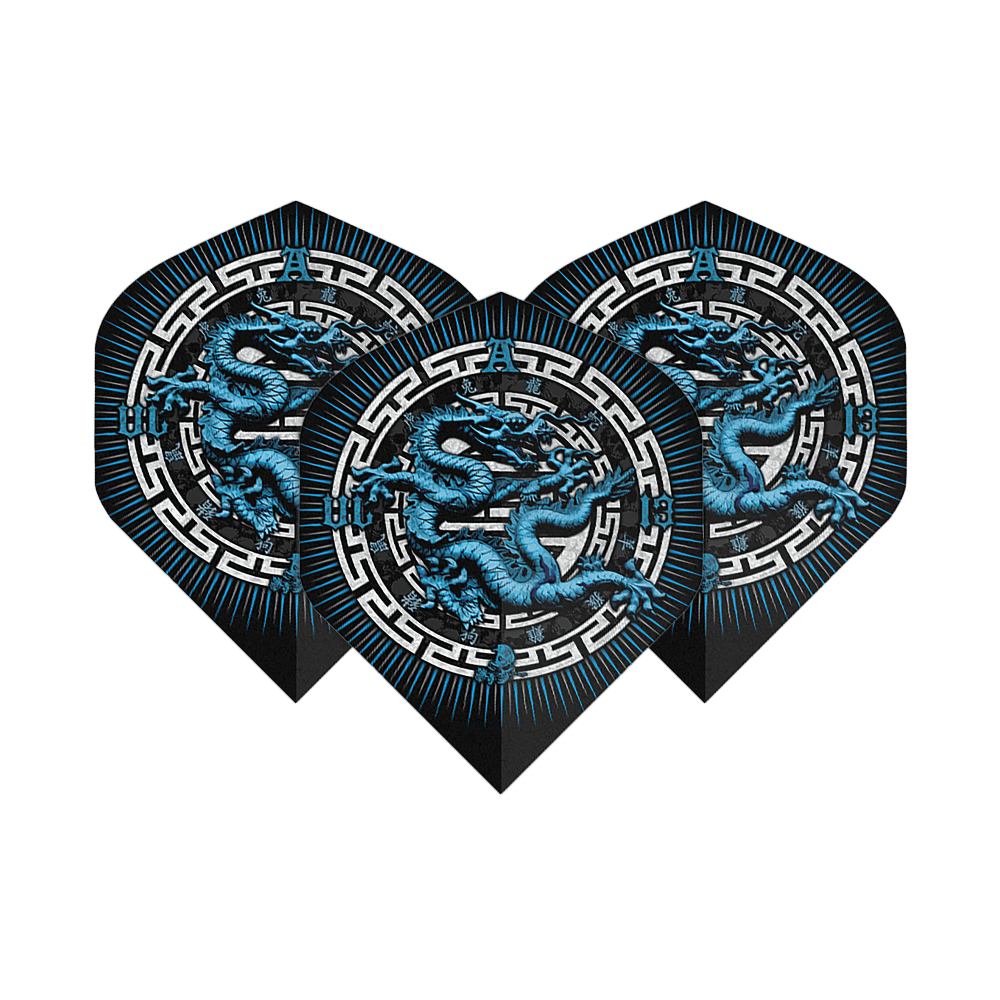 Alchemy Year Of The Dragon No2 Standard Flights Das Bild zeigt drei Dart-Flights mit einem blauen Drachenmotiv in der Mitte. Die Flights haben ein schwarzes Design mit weißen und blauen Akzenten.