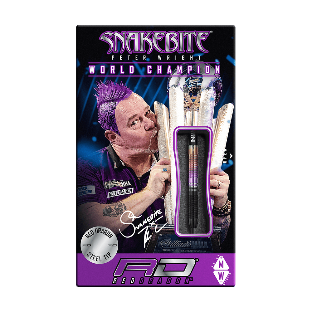 Auf der Verpackung sind die "Red Dragon Peter Wright Snakebite World Champion 2020 Edition Steeldarts" abgebildet. Das Design zeigt Peter Wright mit Pokal und den enthaltenen Dartpfeilen im Vordergrund.