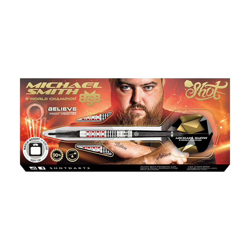 Shot Michael Smith Believe soft darts Auf dem Bild ist eine Verpackung für Softdarts mit dem Namen "Michael Smith Believe" zu sehen. Im Hintergrund ist ein Porträt eines Mannes mit Bart abgebildet.