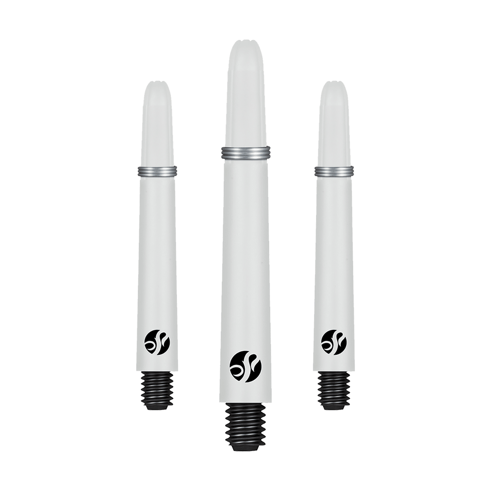 Shot Koi Carbon Shafts - White Auf dem Bild sind drei weiße Dartschäfte mit schwarzem Gewinde zu sehen. Sie haben ein silbernes Ringdetail und ein schwarzes Logo auf jedem Schaft.