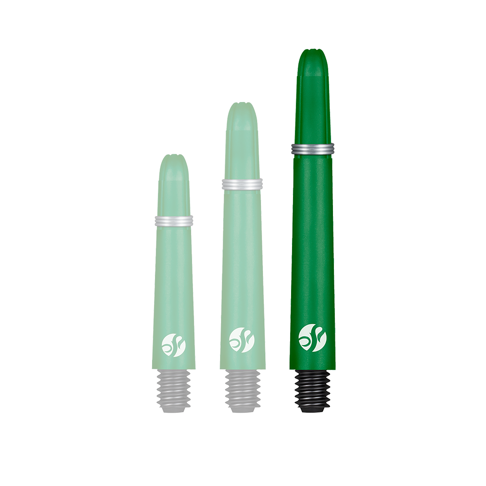 Auf dem Bild sind drei grüne Dartschäfte in unterschiedlichen Längen zu sehen. Sie haben schwarze Gewinde und silberne Ringe.