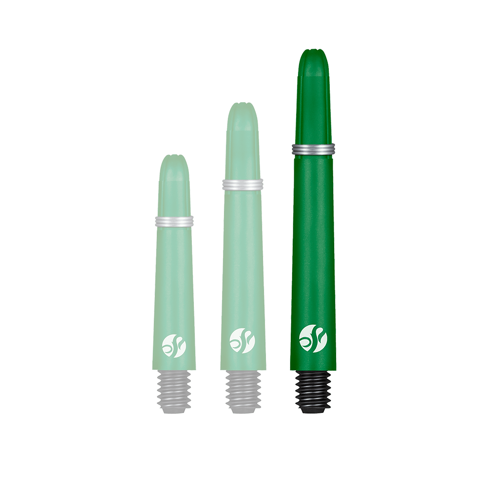 Shot Koi Carbon Shafts - Green Auf dem Bild sind drei grüne Dartschäfte in unterschiedlichen Längen zu sehen. Sie haben schwarze Gewinde und silberne Ringe.