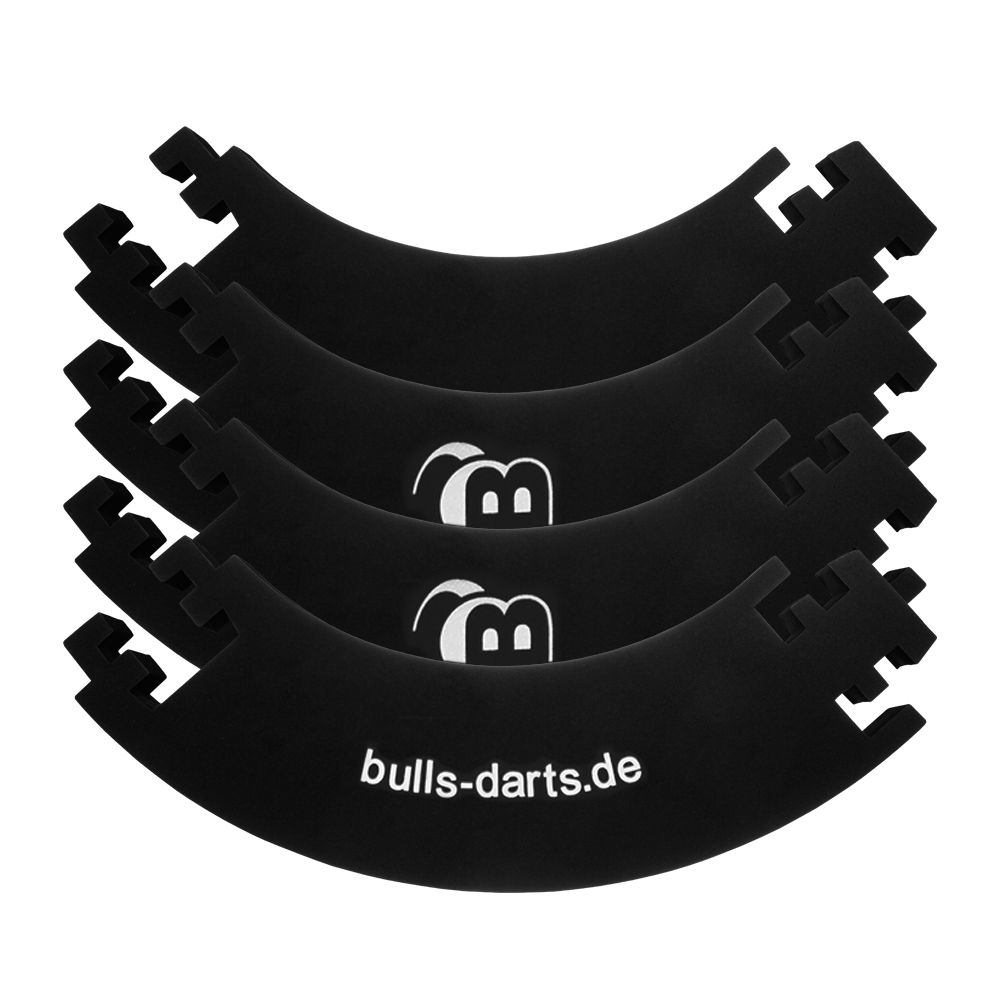 DBS3S_Bulls_Quarterback_Surround_Schwarz_3 Das Bild zeigt vier schwarze Viertelkreise aus Schaumstoff mit dem Aufdruck "bulls-darts.de". Diese Teile bilden zusammen den "Quarterback Surround" als Schutz für die Dartscheibe.