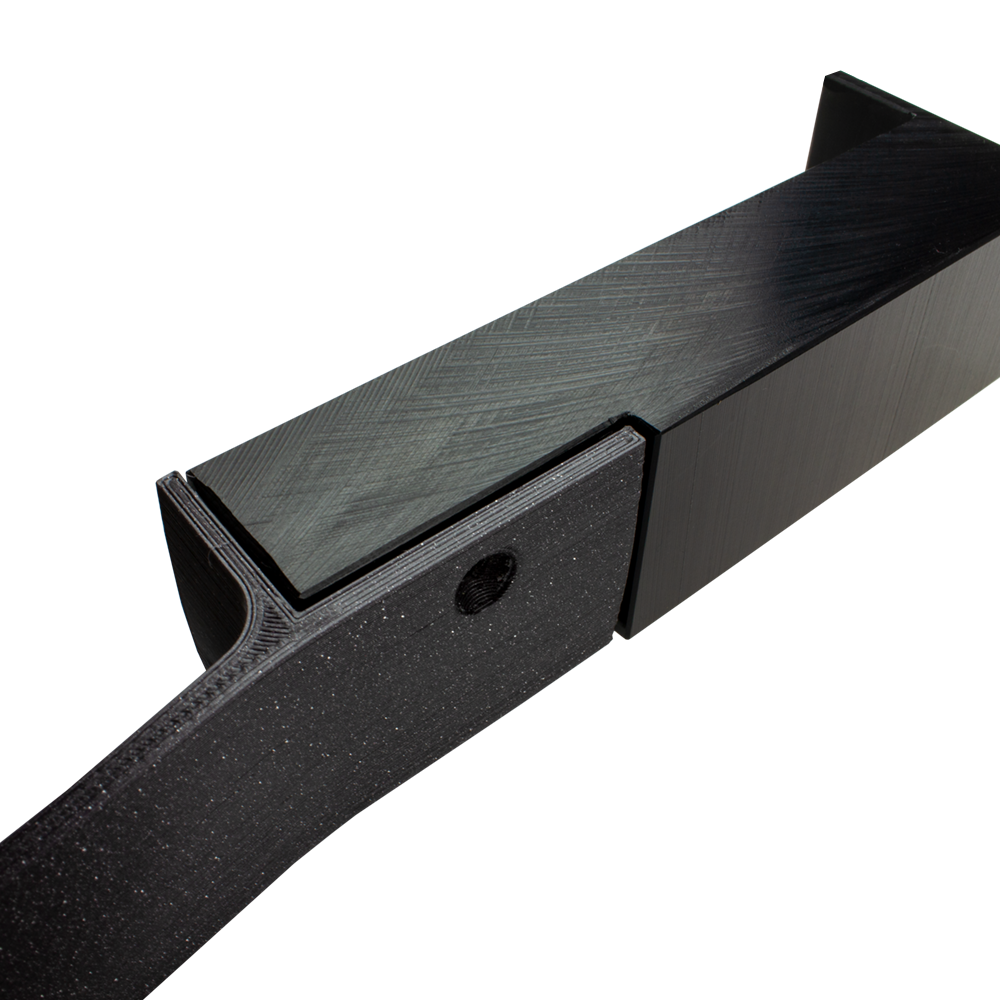 MC_Scolia_Abstandshalter_zur_Wandmontage_4 Das Bild zeigt einen schwarzen Abstandshalter zur Wandmontage, der für das Scolia Home 1 System verwendet wird. Das Produkt besteht aus stabilem Material und hat eine rechteckige Form mit einer Befestigungsöffnung.