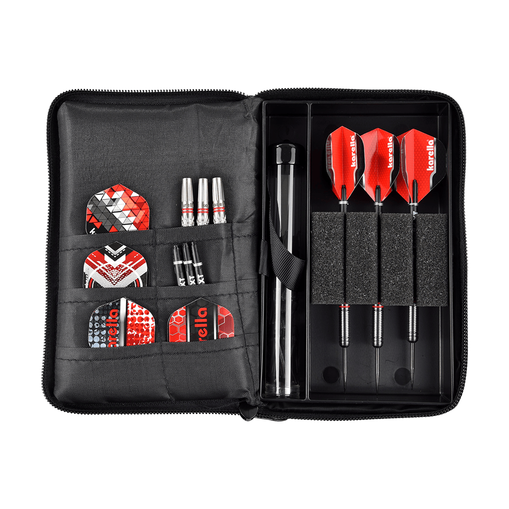 _The_Pak_Dartcase_OPEN_2x8mqRPEg4Q1m2 Das Bild zeigt das Produkt "The Pak Dartcase - Lady Pak", ein Dart-Etui mit organisiertem Zubehör. Im Etui befinden sich drei zusammengebaute Darts, Ersatzflights, Schäfte und weiteres Zubehör ordentlich einsortiert.