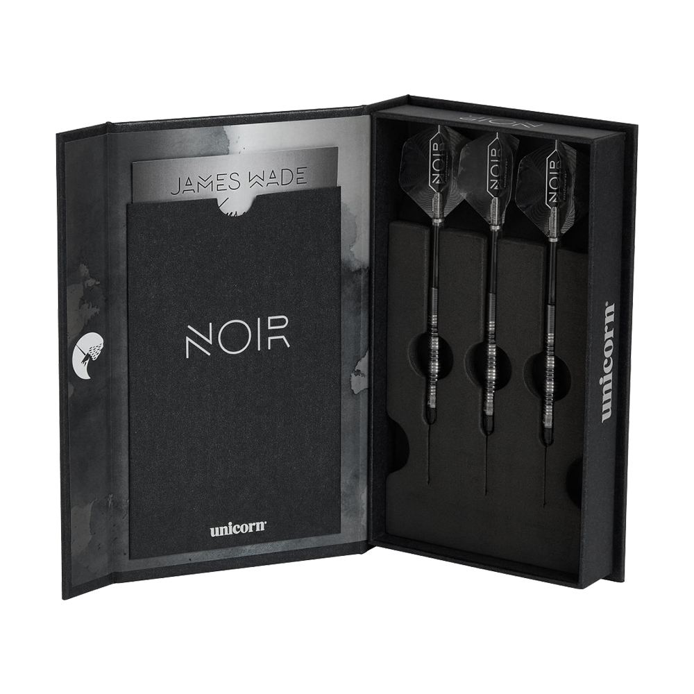 23835_Unicorn_Noir_James_Wade_2022_Softdarts_3 Das Bild zeigt eine elegante schwarze Box mit drei Dartpfeilen. Auf der linken Seite steht "NOIR" und oben ist der Name "James Wade" zu sehen.