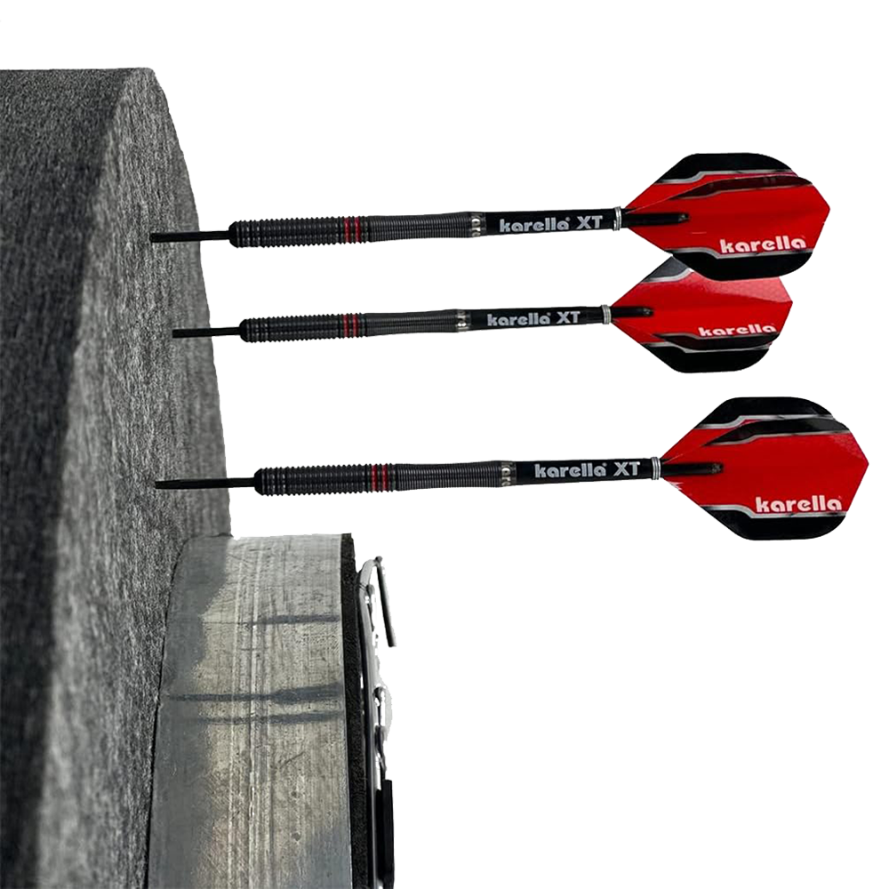 Karella soundproofing for steel dartboards with integrated surround ring Das Bild zeigt einen Schallschutzring von Karella für Steeldartboards mit integriertem Auffangring. Drei Pfeile stecken in dem Dartboard mit dem Surround-Ring.